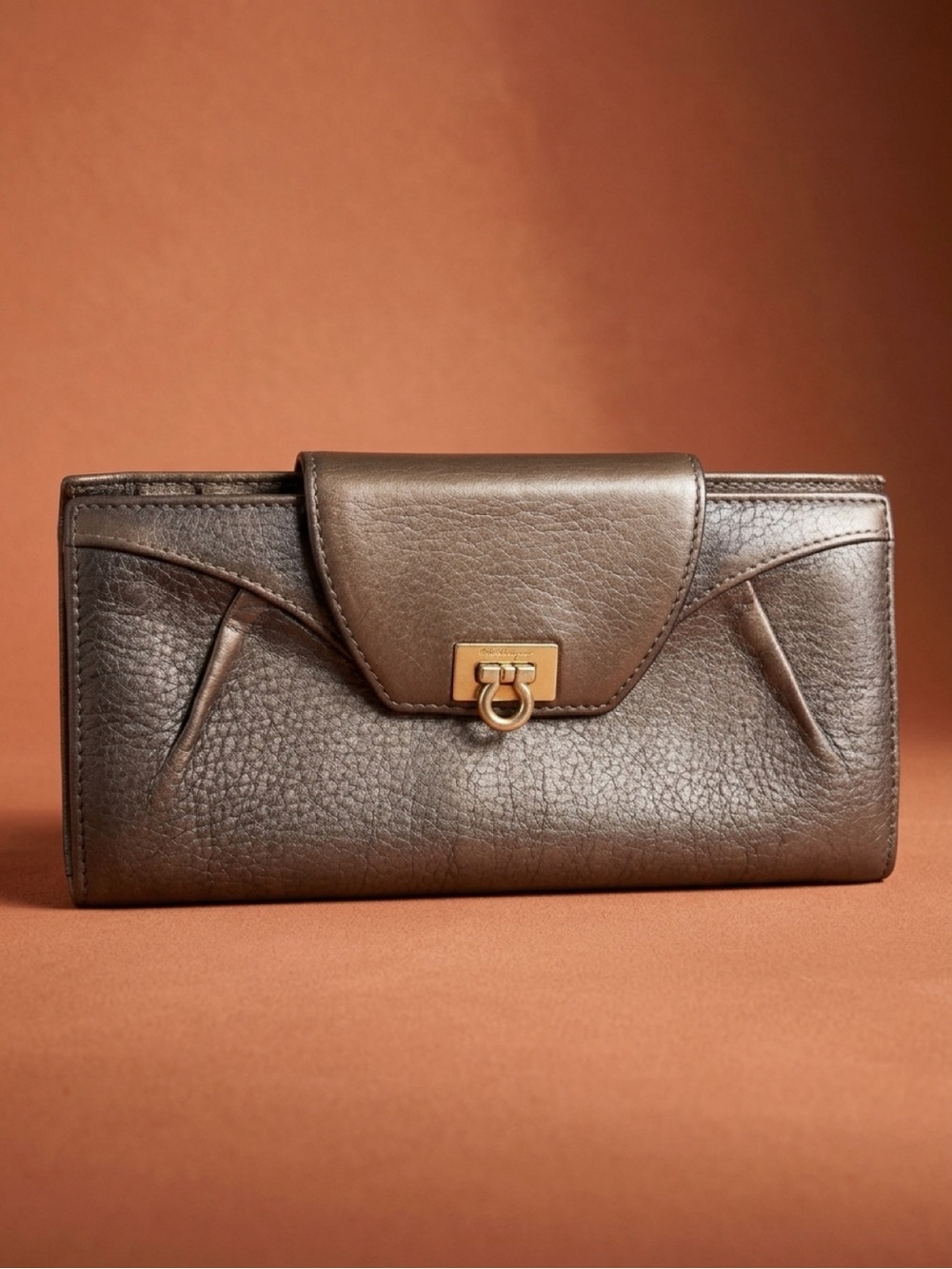 SALVATORE FERRAGAMO GANCINI BIGOLD LEATHER WALLET WITH GOLD HARDWARE